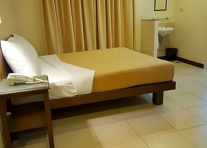 Governor Forbes - Center Hotel 3*